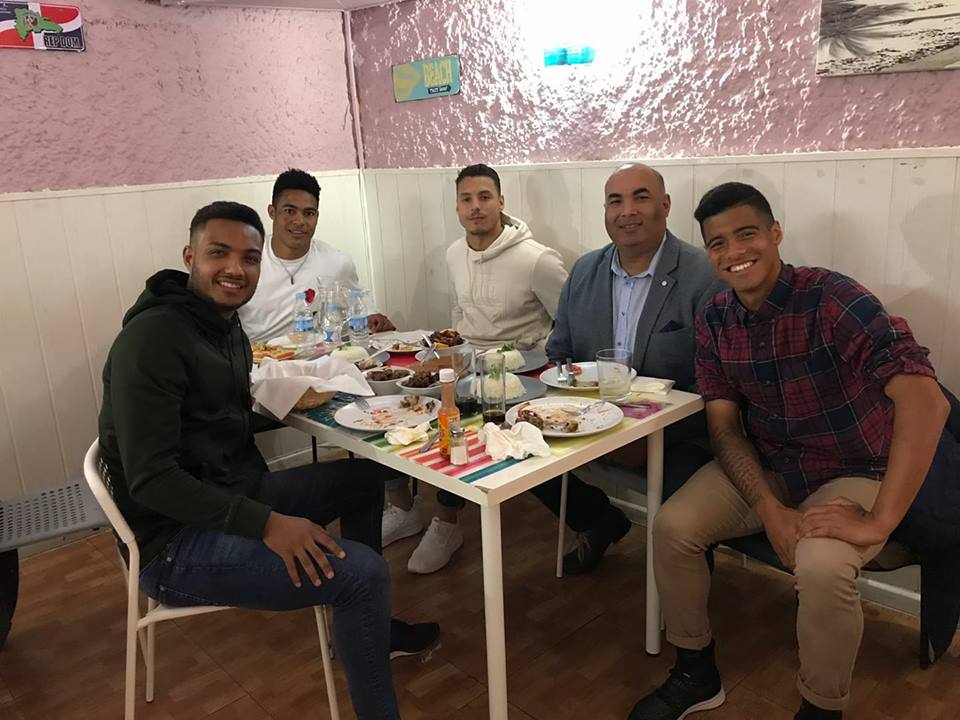 Robinson Martínez junto a los jugadores de la selección absoluta Dominicana