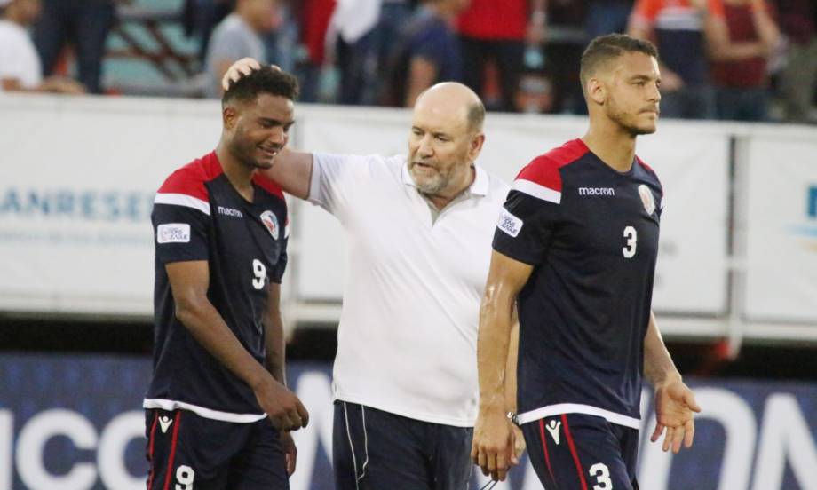 El entrenador Orlando Capellino consuela a Edipo Rodríguez al final del partido donde Bermudas goleó a Dominicana
