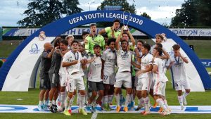 Peter González (27) celebra con sus compañeros del Real Madrid la Copa UEFA juvenil